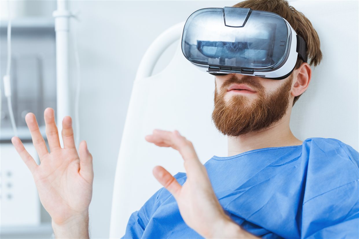Patient hospitalisé utilisant la réalité virtuelle